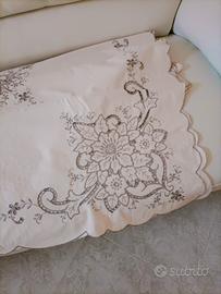 Tovaglia da 12 ricamata a mano nuova