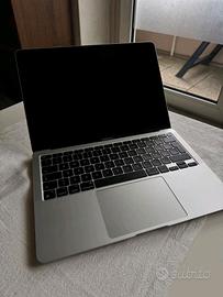 Apple MacBook Air da 13,5 pollici con mouse e conf