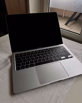 Apple MacBook Air da 13,5 pollici con mouse e conf