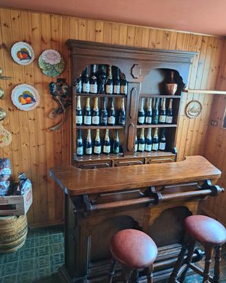bottigliera e mobile bar in noce e 2 sgabelli