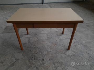 tavolo con prolunghe 