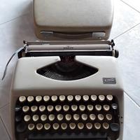 Macchina da scrivere Adler