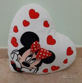 Cuscino arredo Minnie Disney, a forma di cuore.