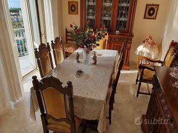 Tavolo con 6 sedie in legno massiccio