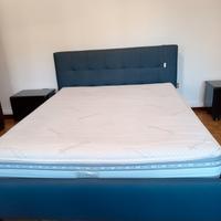 Camera matrimoniale con mobili laccati