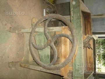 Antica sgranatrice agricola mais pannocchie