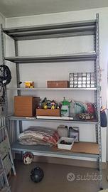 scaffale in metallo con tenda