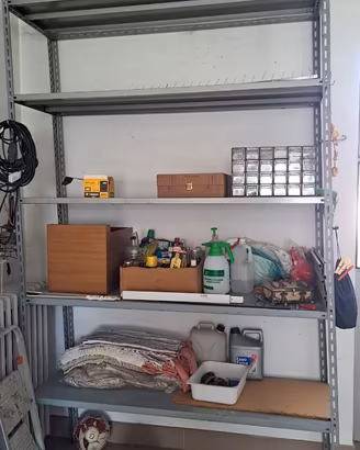 scaffale in metallo con tenda