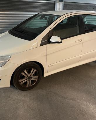MERCEDES-BENZ B 180 NGT BlueEFFICIENCY Executive