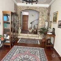 CV100 Stabile a solo con magazzino e giardino