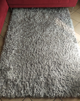 Tappeto grigio a pelo lungo