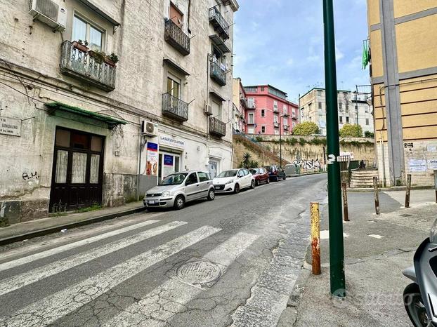 NEGOZIO A NAPOLI