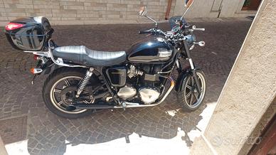 Triumph Bonneville SE - 2011; km 8000