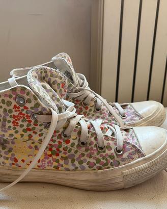 Converse a pois