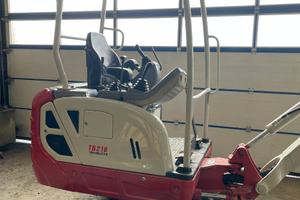 Miniescavatore takeuchi tb216