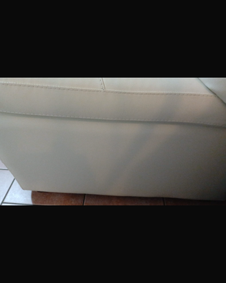 Divano biposto di pelle bianca