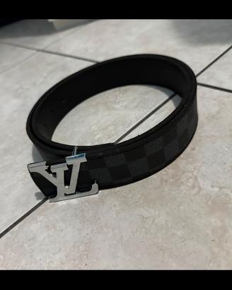 Cintura uomo nera stile designer con fibbia 