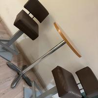 Tavolo alto e sgabelli da bar