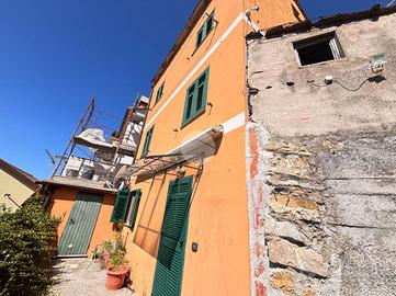 CASA SEMINDIPENDENTE A GENOVA