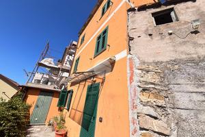 CASA SEMINDIPENDENTE A GENOVA