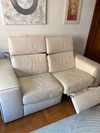 Divano elettrico in pelle chiara + poltrona