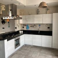 Cucina bianca angolare elettrodomestici