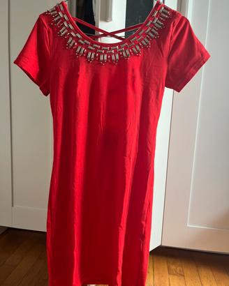 Abito rosso borchiato con schiena scoperta