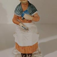 Statuetta signora anziana