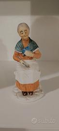 Statuetta signora anziana