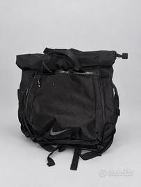 Zaino Nike nero con manici e tasche multiple