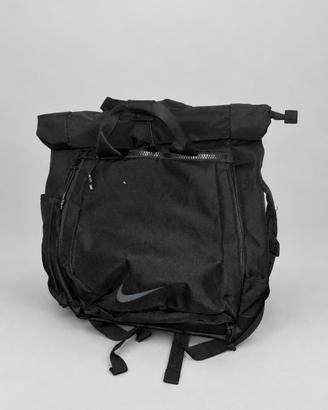 Zaino Nike nero con manici e tasche multiple