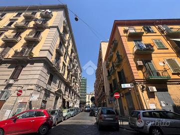 2 LOCALI A NAPOLI