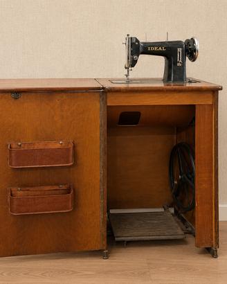 Macchina da cucire vintage con mobile in legno