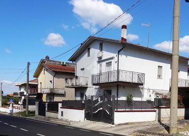 CASA SEMINDIPENDENTE A SAN NICOLA MANFREDI