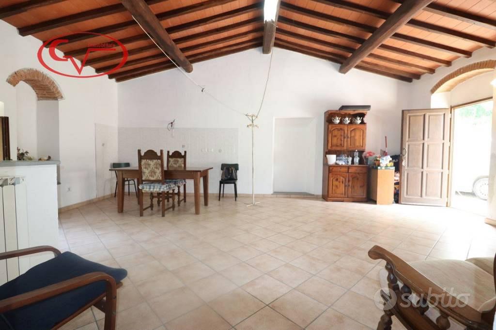 Rustico / Casale di 500 m² con più di 5 locali e b - Altro