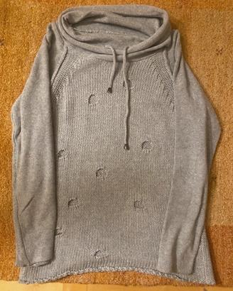 Maglione con buchi