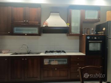 Cucina in legno classico con Tavolo e Sedie 
