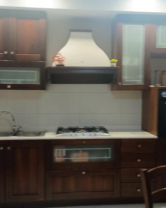Cucina in legno classico con Tavolo e Sedie 