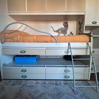 Letto semicastello con cassetti e scrivanie