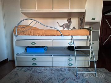 Letto semicastello con cassetti e scrivanie