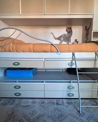 Letto semicastello con cassetti e scrivanie
