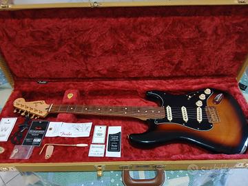 fender stratocaster  3 tone sunburst gold hardware