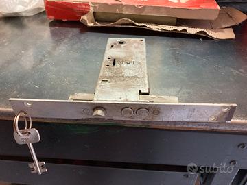 Serratura doppia mandata