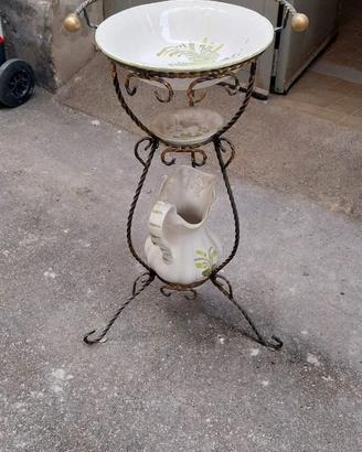 Antico lavabo da camera in ferro battuto con brocc