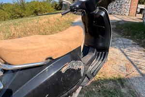vespa LX 150 anno 2007.