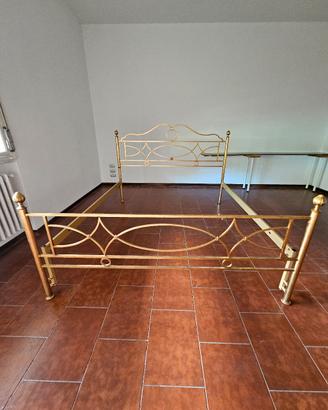 letto in ottone e rete con doghe