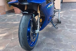 YAMAHA R9