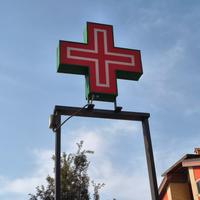 Croci e insegna parafarmacia