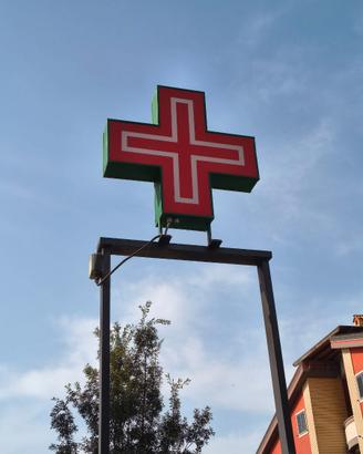 Croci e insegna parafarmacia