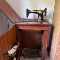 Mobiletto con macchina da cucire Singer